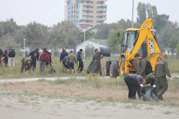 Militarii americani au strâns cinci tone de gunoaie de pe plaja Năvodari